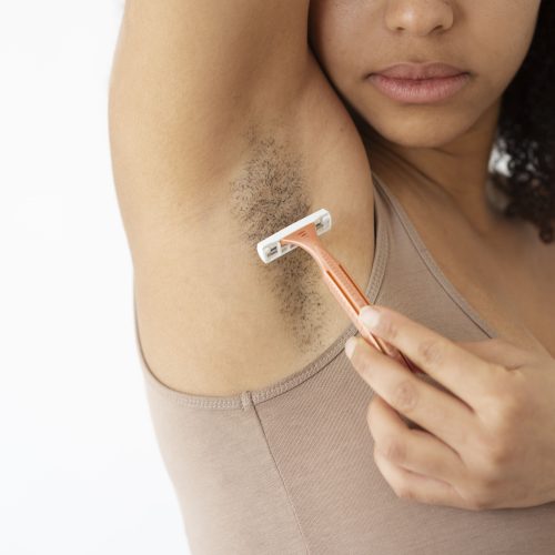 Axilas escuras? Confira dicas para a depilação da região