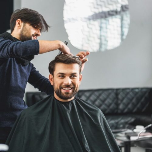 4 estilos de cortes de cabelo masculinos para dar um up na autoconfiança
