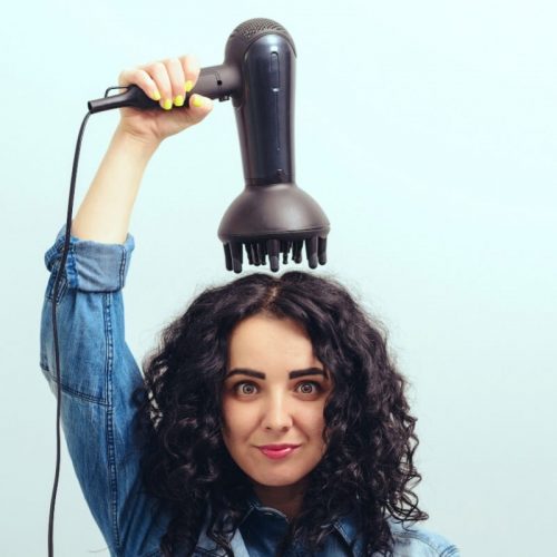 5 truques infalíveis para conseguir o volume retrô dos anos 90 nos cabelos.