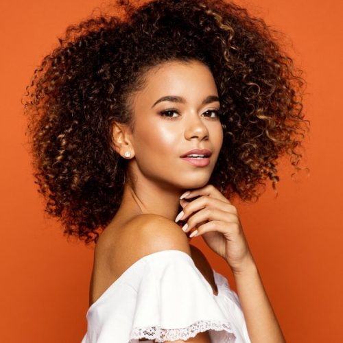 7 estilos incríveis para realçar a beleza dos cabelos cacheados e crespos