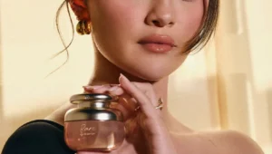 Selena Gomez lança sua primeira fragrância, o Rare Eau de Parfum, na indústria de beleza