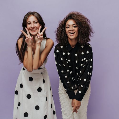 Aprenda a usar a estampa de bolinhas com elegância