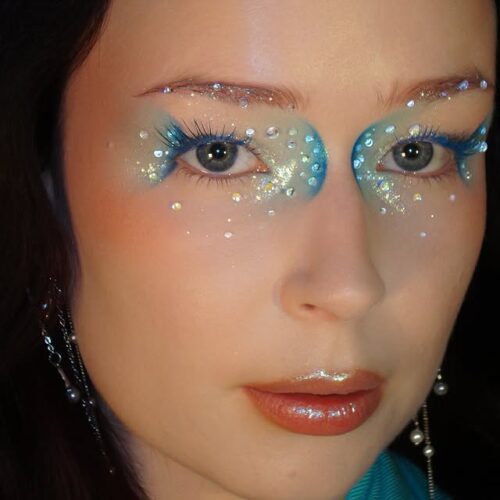 “Desfile de Beleza: Carnaval 2026 inova com maquiagens futuristas e iluminadas”