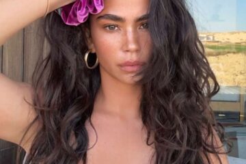 O queridinho do verão: Maxi scrunchie de veludo é o acessório mais cobiçado da temporada