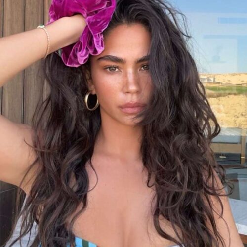 O queridinho do verão: Maxi scrunchie de veludo é o acessório mais cobiçado da temporada