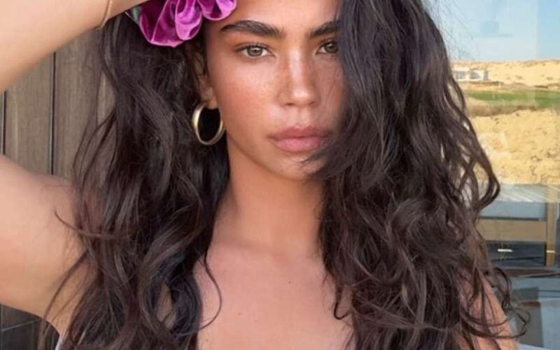 O queridinho do verão: Maxi scrunchie de veludo é o acessório mais cobiçado da temporada