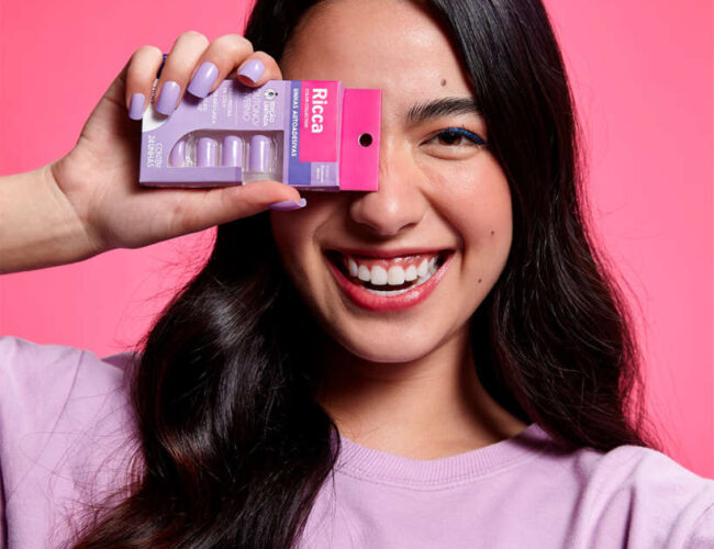 Arrase no Carnaval com unhas autoadesivas super práticas