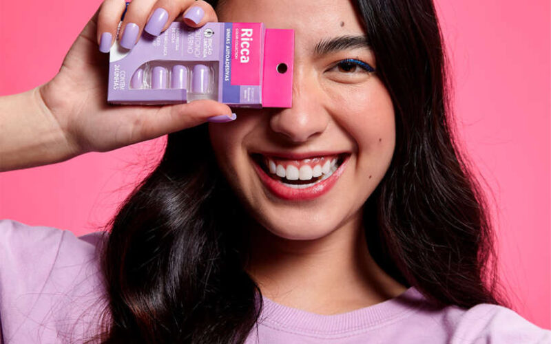 Arrase no Carnaval com unhas autoadesivas super práticas