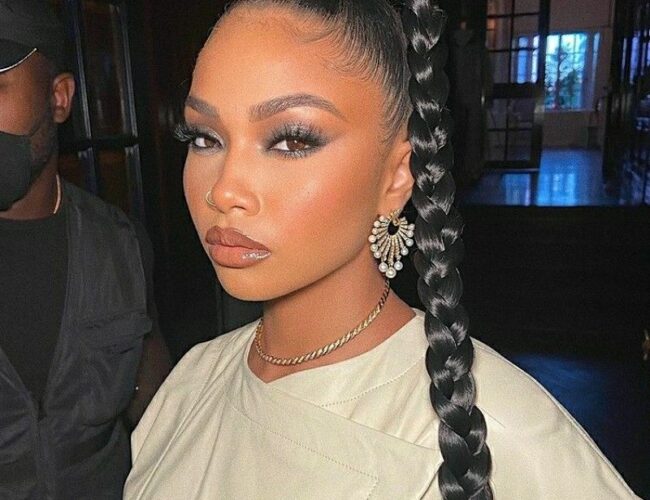 Cinco estilos de rabo de cavalo para arrasar nos bloquinhos de carnaval, sem se preocupar com o calor.