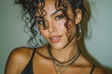 Inspirações incríveis de penteados para cacheadas arrasarem no Carnaval