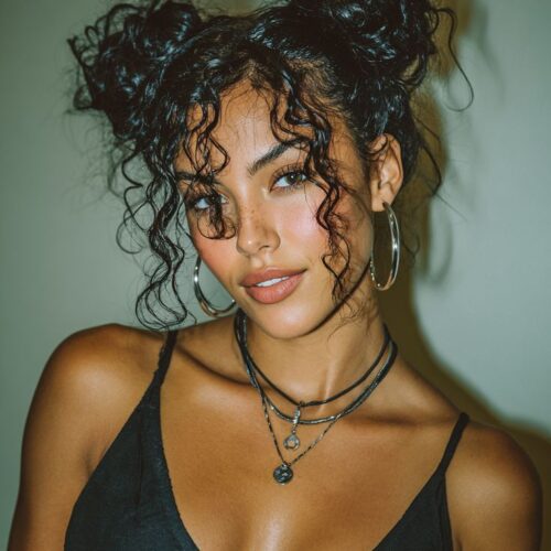 Inspirações incríveis de penteados para cacheadas arrasarem no Carnaval