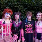 Chappell Roan dita tendências de moda no Lollapalooza 2026: confira os looks inspiradores.