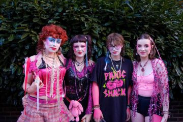 Chappell Roan dita tendências de moda no Lollapalooza 2026: confira os looks inspiradores.