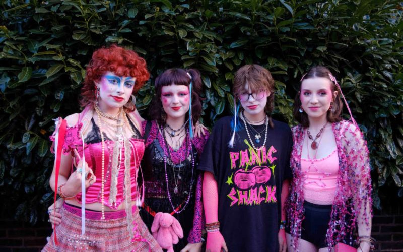 Chappell Roan dita tendências de moda no Lollapalooza 2026: confira os looks inspiradores.