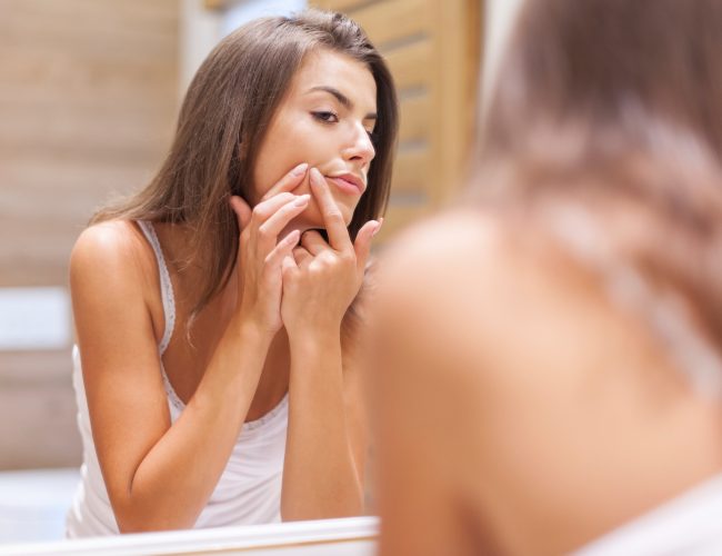 Vilão da pele? Especialista explica por que o açúcar, e não o cacau, é o real gatilho da acne na Páscoa