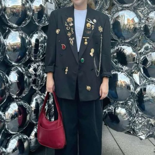 Os broches se tornam o acessório do ano de 2026