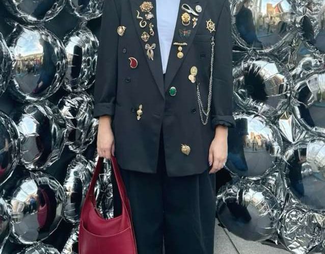 Os broches se tornam o acessório do ano de 2026