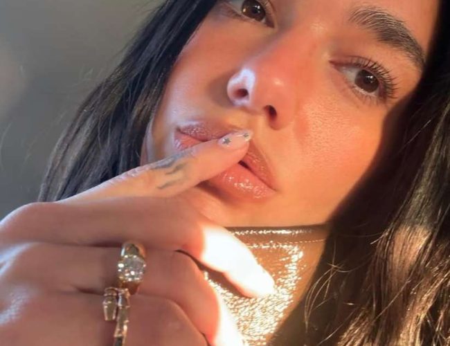 Unhas brilhantes de Dua Lipa serão o destaque da moda em 2026.
