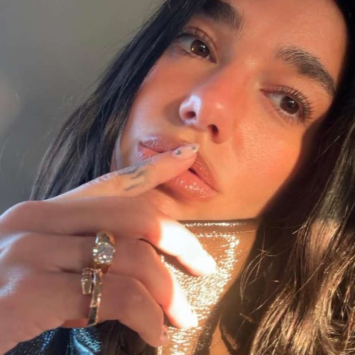 Unhas brilhantes de Dua Lipa serão o destaque da moda em 2026.