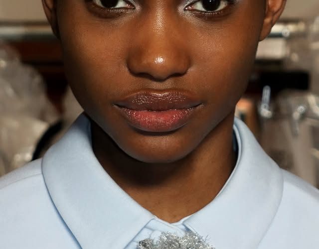 Tendência de beleza para 2026: Sombras com tons frios em destaque.