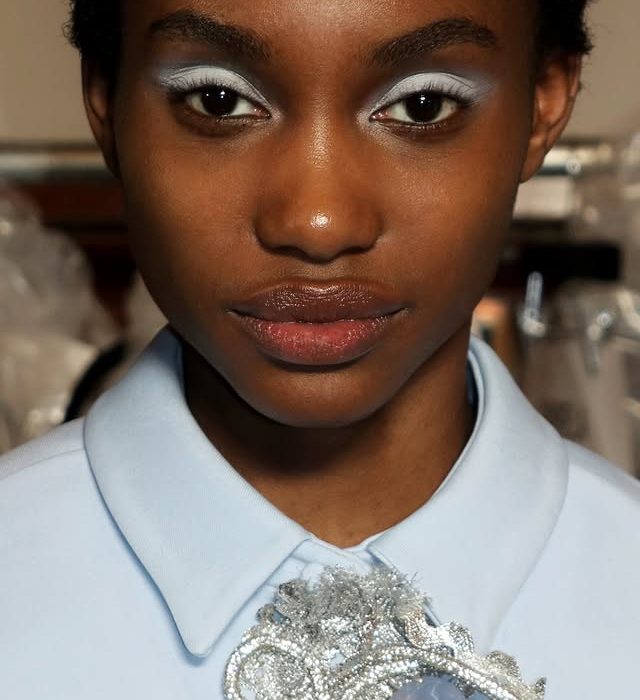 Tendência de beleza para 2026: Sombras com tons frios em destaque.