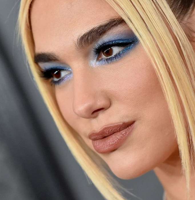 Dua Lipa e a Revolução da Maquiagem Cyber Core: A Estética Brilhante de 2026