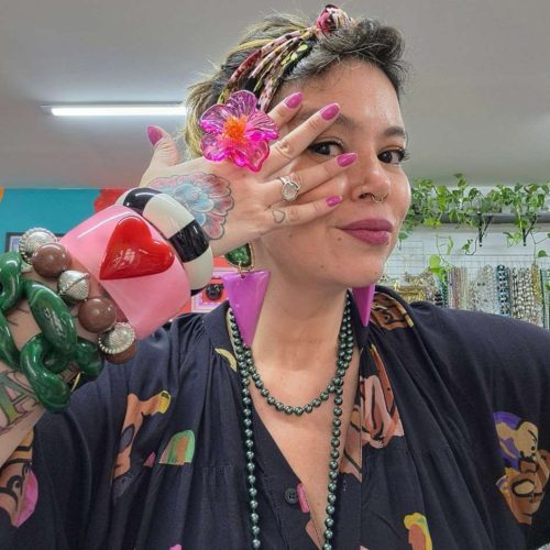 Conheça Fernanda Sonoda, a criadora inovadora da Santa Miçanga