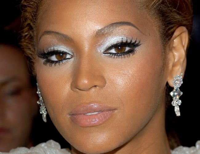Entre a nostalgia dos anos 2000 e o brilho atual: a evolução da sombra branca nos olhos