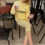 A calça capri com estampa de bolinhas conquista o mundo da moda