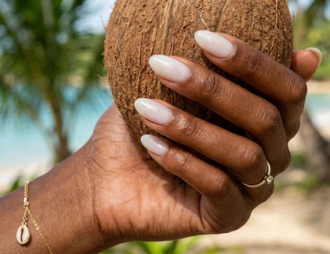 Unhas com toque tropical: aprenda a técnica que conquistou as celebridades