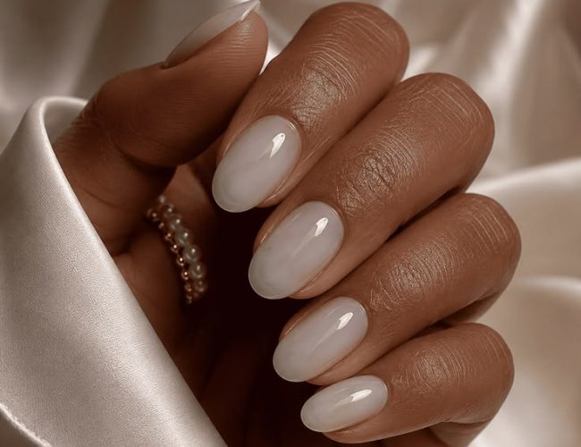 Unhas leitosas: o guia definitivo para brilhar nesta tendência de verão