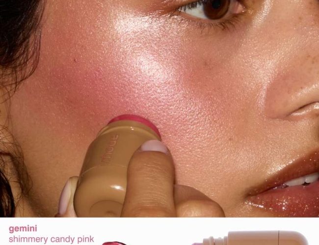 Blush cintilante da Rhode ganha versão especial de pendurar na bolsa