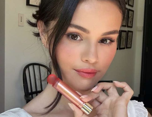 Bastão de Lip Oil Soft Pinch de Selena Gomez conquista o mundo e se torna um fenômeno viral