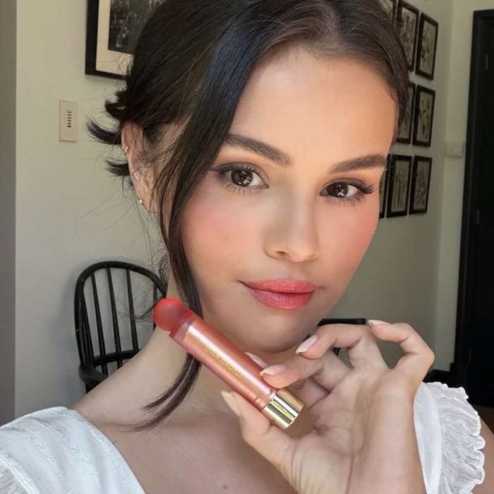 Bastão de Lip Oil Soft Pinch de Selena Gomez conquista o mundo e se torna um fenômeno viral